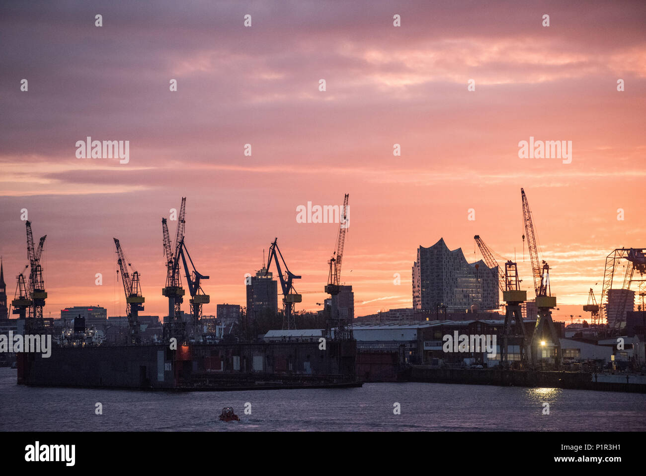 Amburgo, Germania, skyline dal porto di Amburgo con Elbphilharmonie Foto Stock
