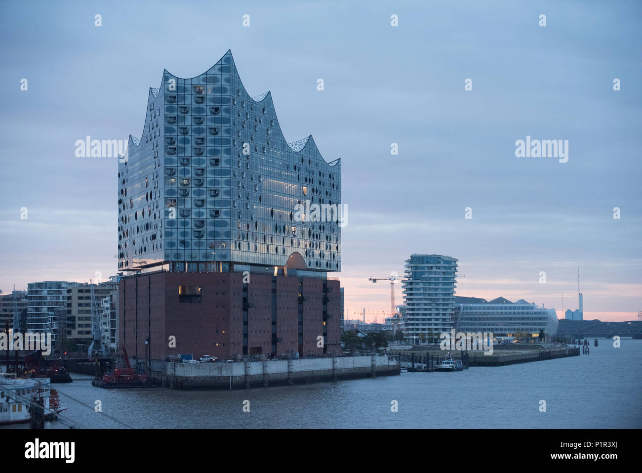 Amburgo, Germania, skyline dal porto di Amburgo con Elbphilharmonie Foto Stock