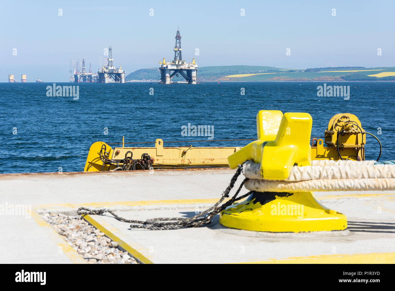 Impianti di trivellazione del petrolio anchoured in Cromarty Firth, Invergordon, Highland, Scotland, Regno Unito Foto Stock