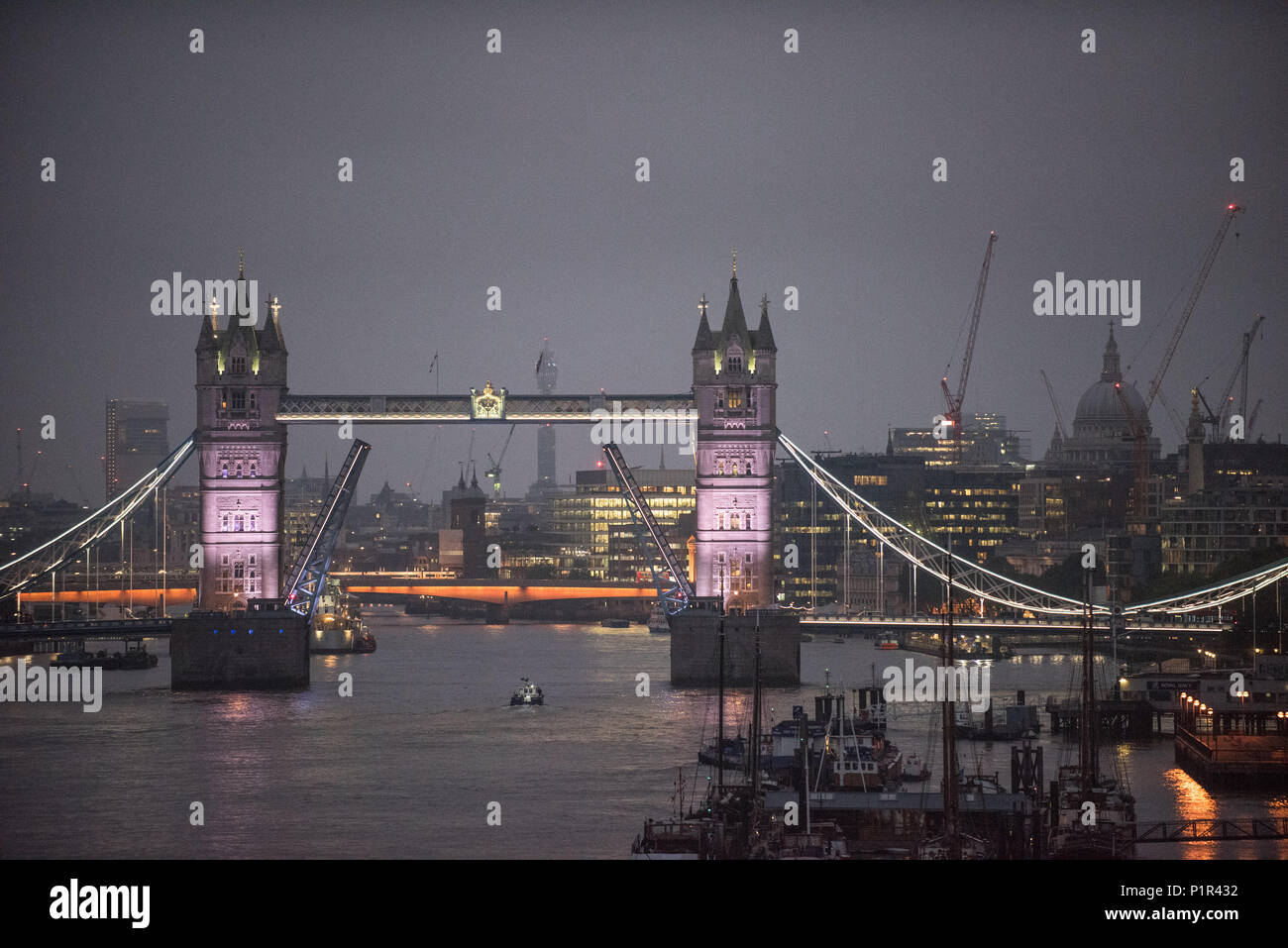 Londra, UK, vista del Tower Bridge di notte Foto Stock