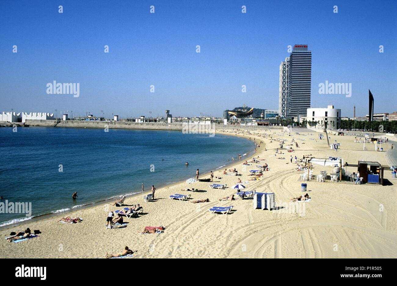 Spagna - Catalogna - Barcelonés (distretto) - Barcellona. Barcellona; playa Nova Icaria' y Torres de Villa Olimpica al fondo. Foto Stock