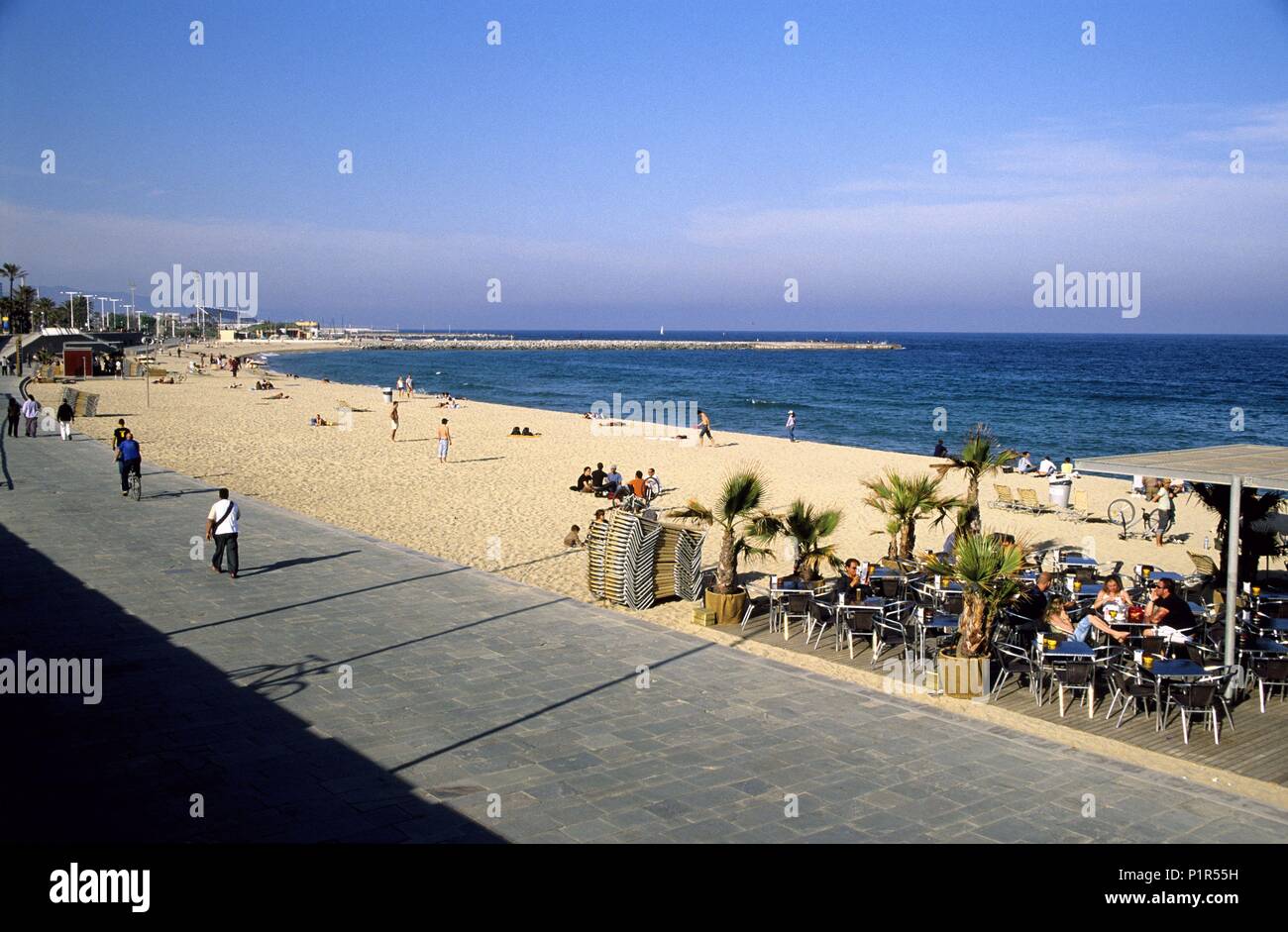 Spagna - Catalogna - Barcelonés (distretto) - Barcellona. Barcellona; playa / Platja de Bogatell + chiringuito de playa. Foto Stock