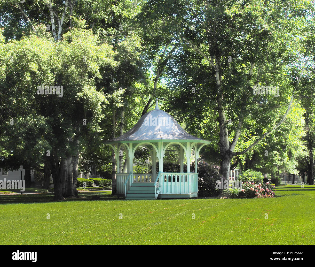 Gazebo nel piccolo borgo rurale di Oxford, New York in estate Foto Stock