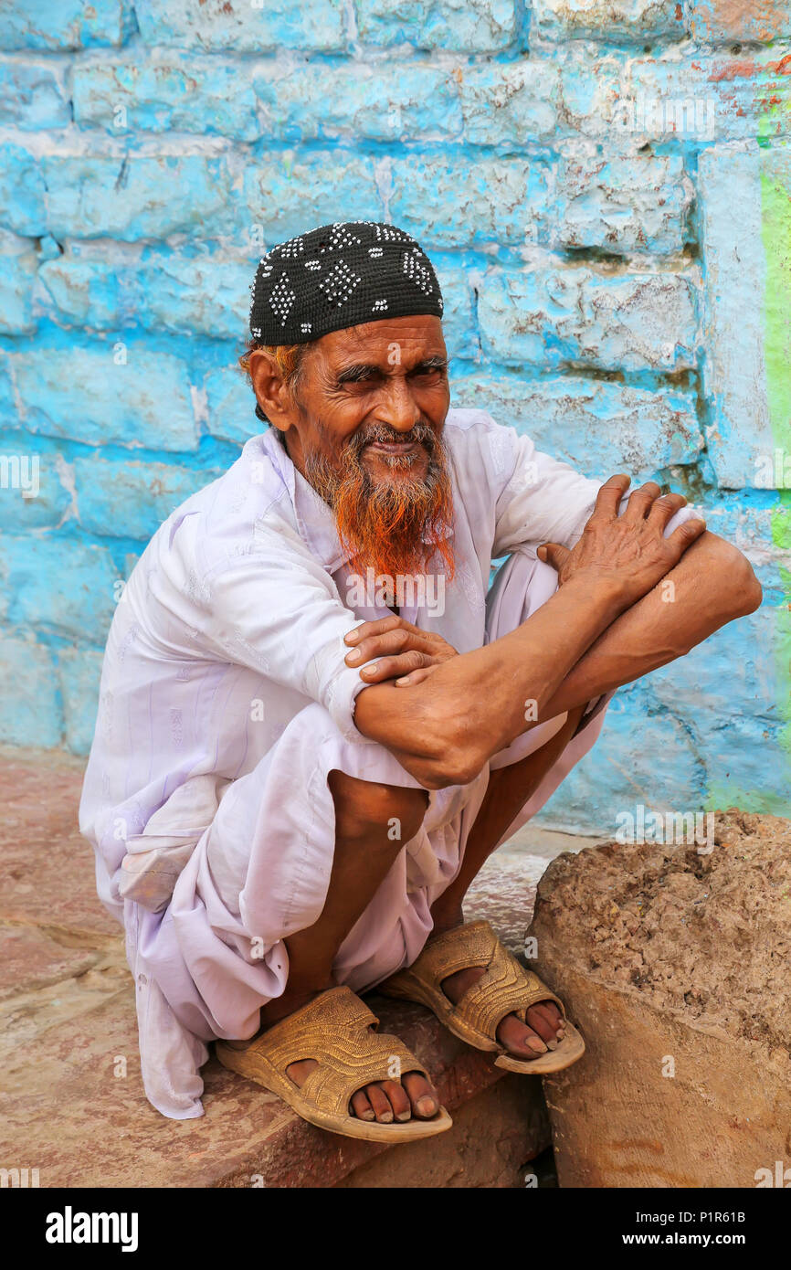 Local uomo seduto da casa in Fatehpur Sikri, Uttar Pradesh, India. La città è stata fondata nel 1569 dall'imperatore Mughal Akbar, e servita come la ca Foto Stock