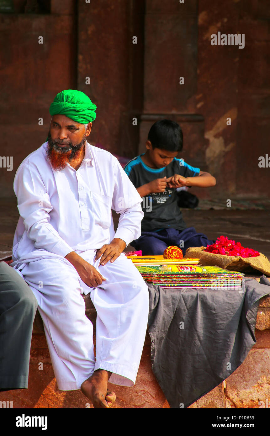 Uomo locali vendono merci nel cortile della Jama Masjid in Fatehpur Sikri, Uttar Pradesh, India. La moschea è stata costruita nel 1648 dall'imperatore Shah Jahan un Foto Stock