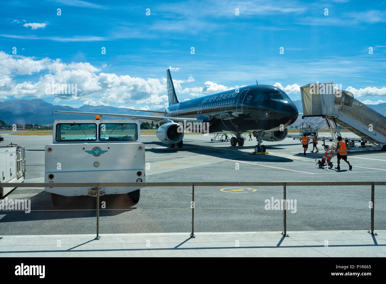 Queenstown, Nuova Zelanda - 19 gennaio, Aria Nuova Zelanda livrea nera Airbus essendo preparato per il decollo dall'Aeroporto di Queenstown Foto Stock