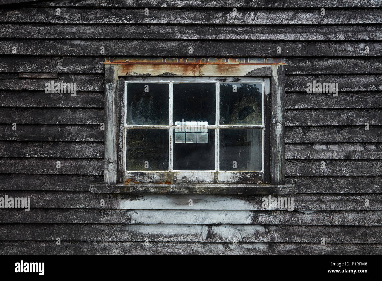 Finestra del vecchio boathouse, Okarito, nella costa occidentale dell'Isola del Sud, Nuova Zelanda Foto Stock