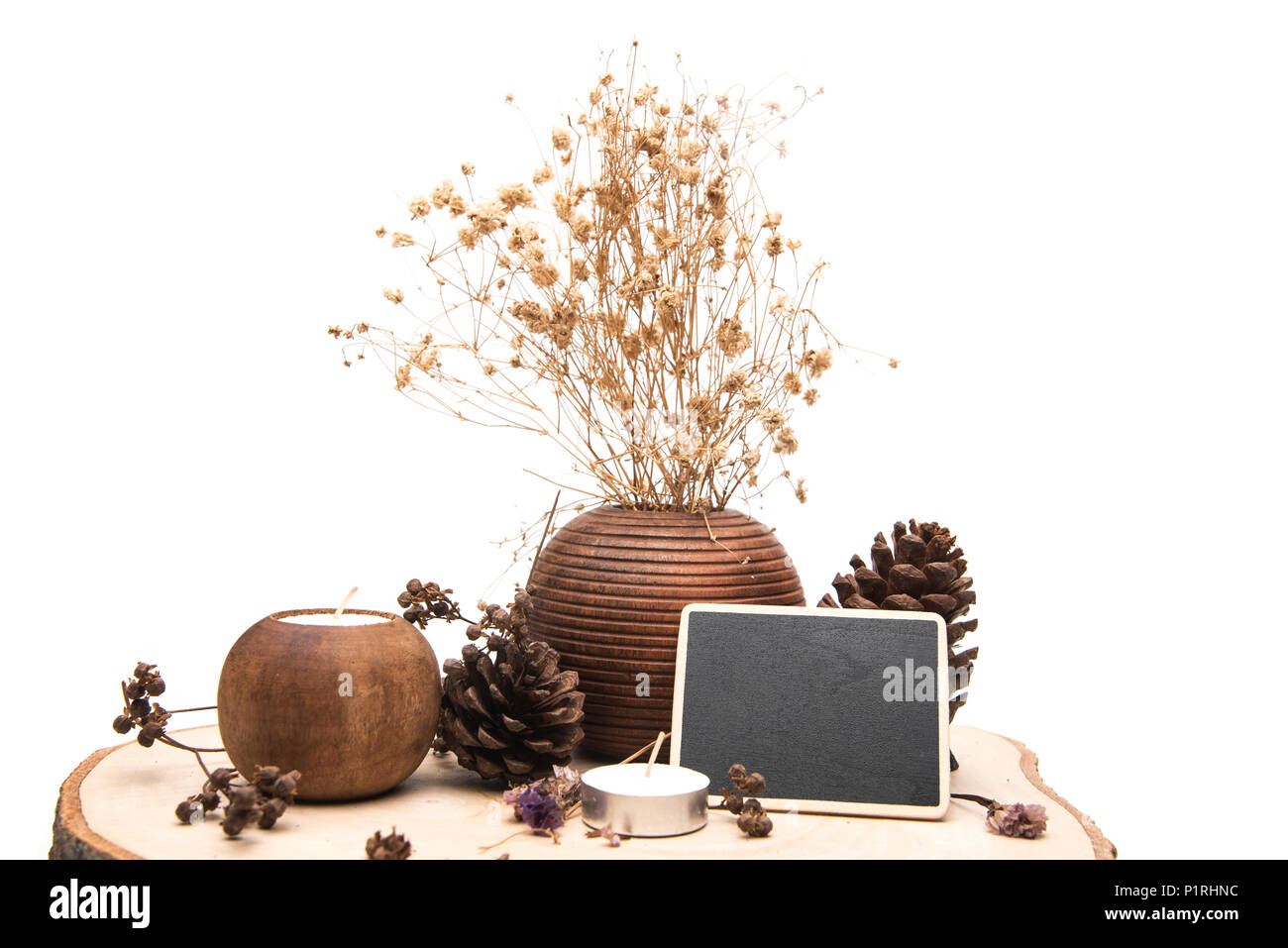 Scheda nero su bianco con fiore secco per scrivere il messaggio. Foto Stock