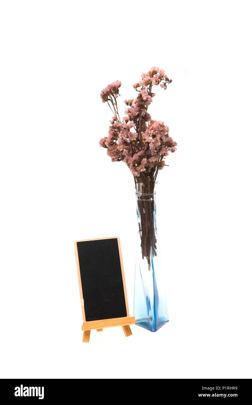 Scheda nero su bianco con fiore secco per scrivere il messaggio. Foto Stock