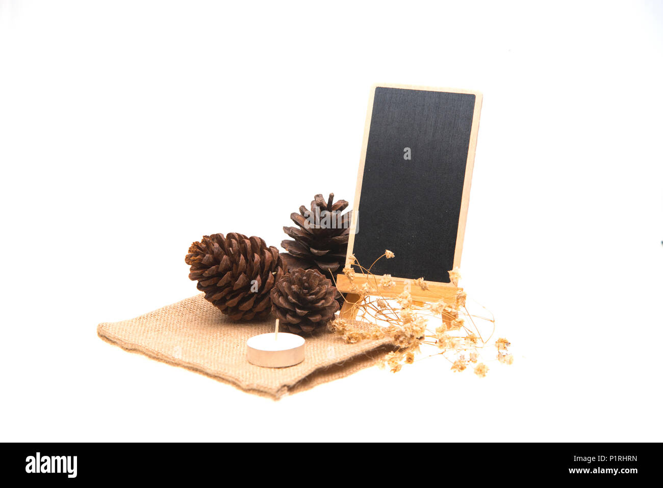 Scheda nero su bianco con fiore secco per scrivere il messaggio. Foto Stock