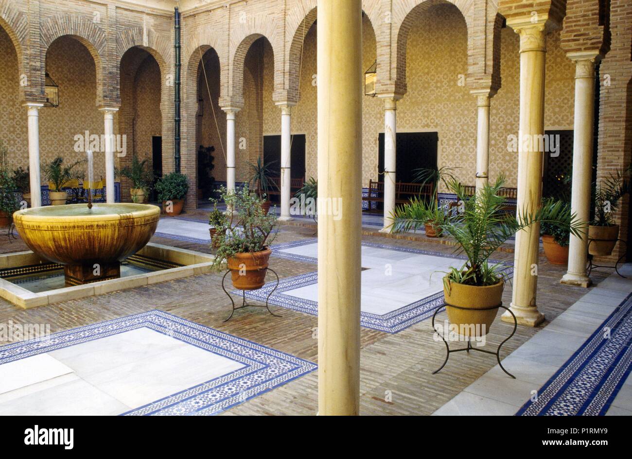 Carmona, Parador Nacional de Turismo Hotel; 'mudéjar' (in stile arabo) corte. Foto Stock