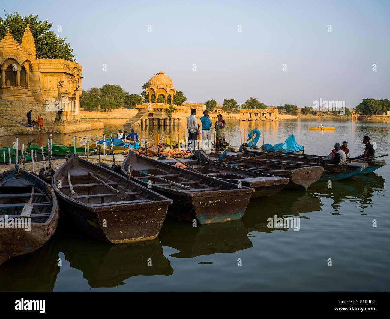 Gadsisar Sagar lago, un lago artificiale nel cuore di Jaisalmer; Jaisalmer, Rajasthan, India Foto Stock