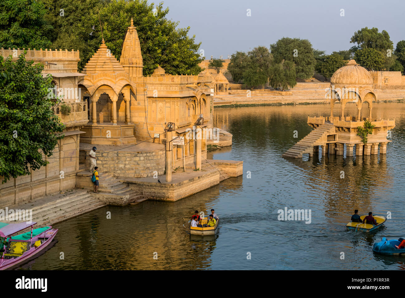 Gadsisar Sagar lago, un lago artificiale nel cuore di Jaisalmer; Jaisalmer, Rajasthan, India Foto Stock