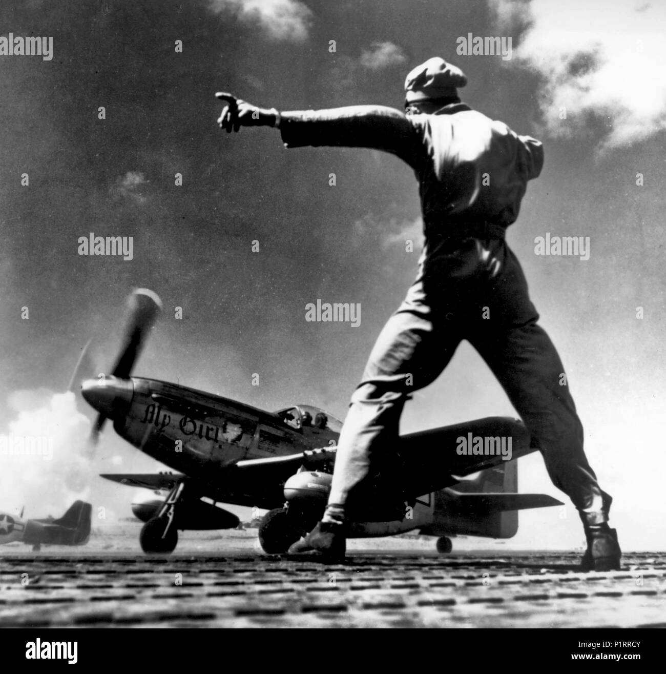 Un P-51D Mustang fighter di nome 'MY GIRL' decolla da Iwo Jima. 1945 Foto Stock