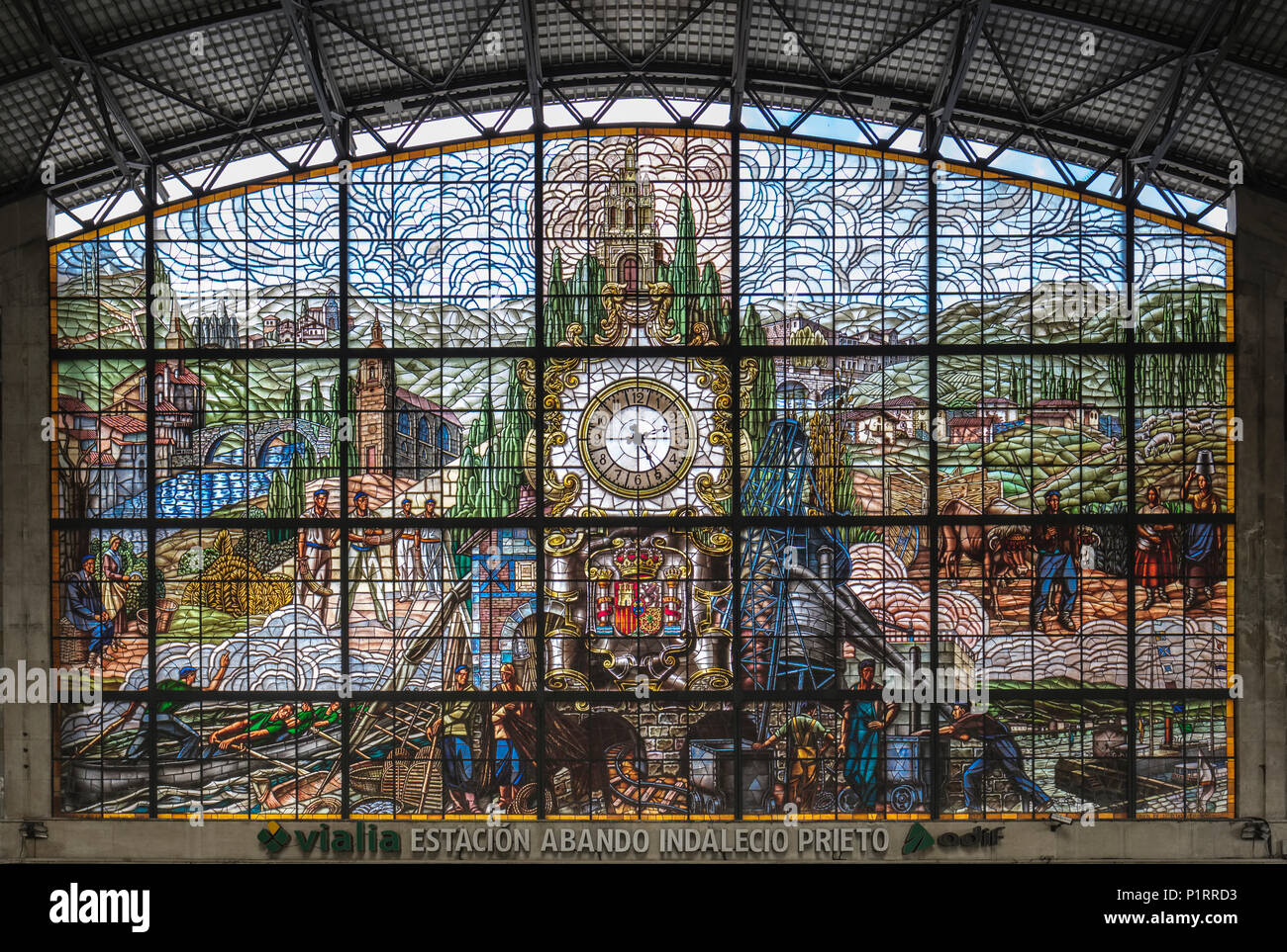 Il vetro macchiato murale in Bilbao-Abando ferroviaria stazione terminale; Bilboa, Vizcaya, Pais Vasco, Spagna Foto Stock