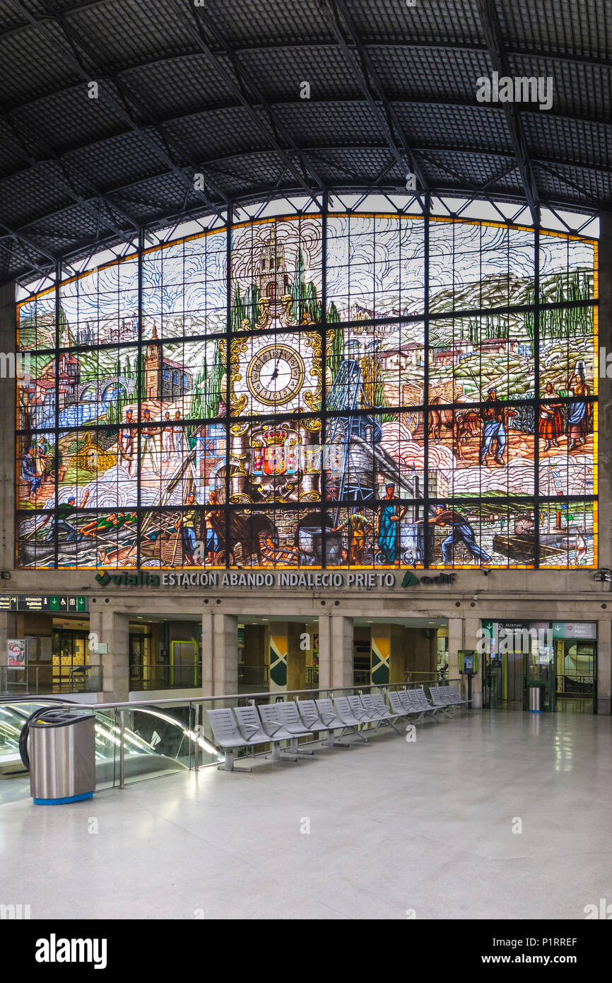 Il vetro macchiato murale in Bilbao-Abando ferroviaria stazione terminale; Bilboa, Vizcaya, Pais Vasco, Spagna Foto Stock