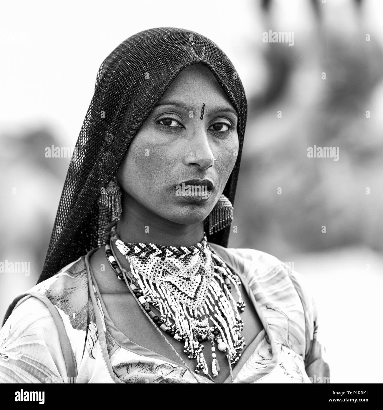 Ritratto di un locale in tribeswoman Sam dune di sabbia, vicino a Jaisalmer; Damodara, Rajasthan, India Foto Stock