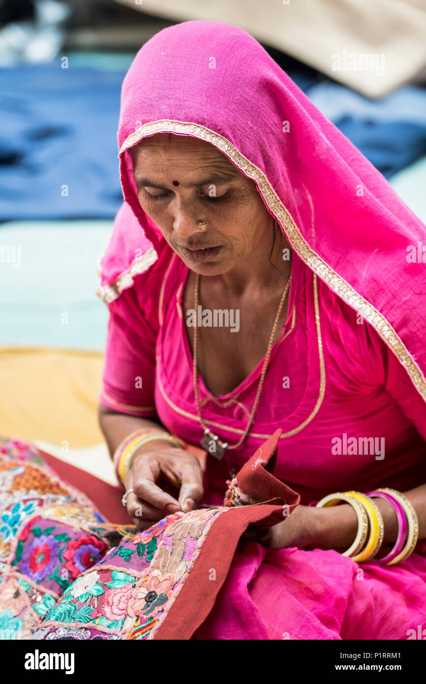 Un indù donna indiana si siede ricamando, Fort Jaisalmer; Jaisalmer, Rajasthan, India Foto Stock