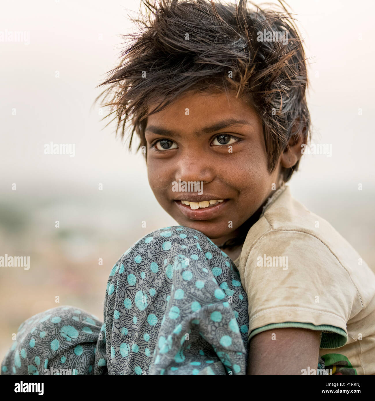 Ritratto di un giovane ragazzo; Jaisalmer, Rajasthan, India Foto Stock