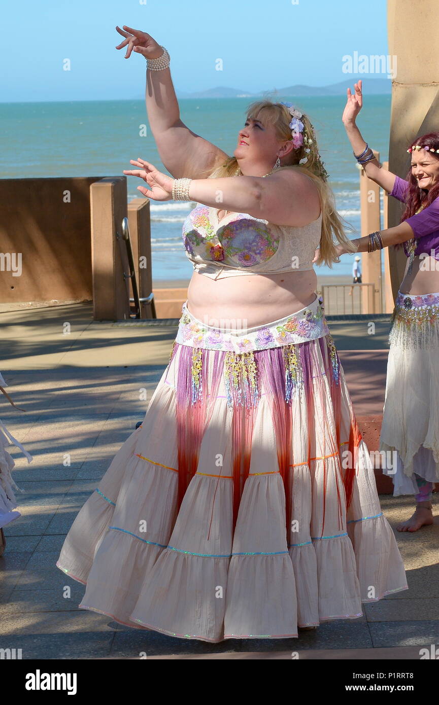 Un sovrappeso woman dancing in abiti tradizionali Foto Stock