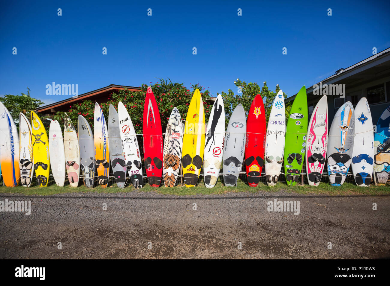 Vecchio tavole da surf per un recinto creativo; Para, Maui, Hawaii, Stati Uniti d'America Foto Stock