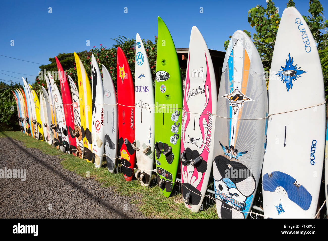 Vecchio tavole da surf per un recinto creativo; Para, Maui, Hawaii, Stati Uniti d'America Foto Stock