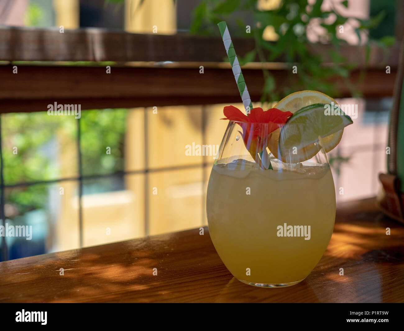 Un vino bianco sangria cocktail drink seduti sul tavolo in un ristorante tropicale Foto Stock