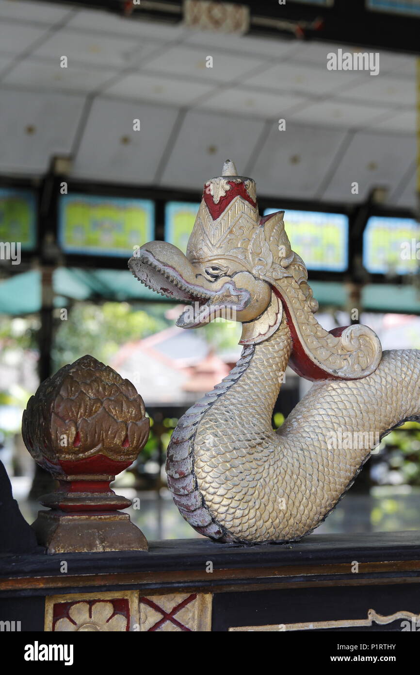 Drago in legno statua in Kraton Sultan Palace, Yogyakarta, Indonesia Foto Stock