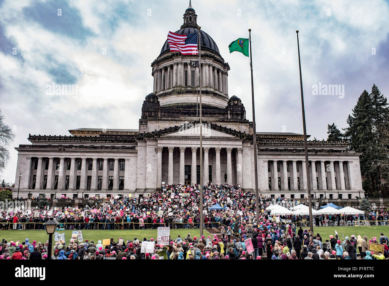 Dimostranti presso il 2018 Giornata della donna marzo in Olympia presso il Washington State Capitol; Olympia, Washington, Stati Uniti d'America Foto Stock