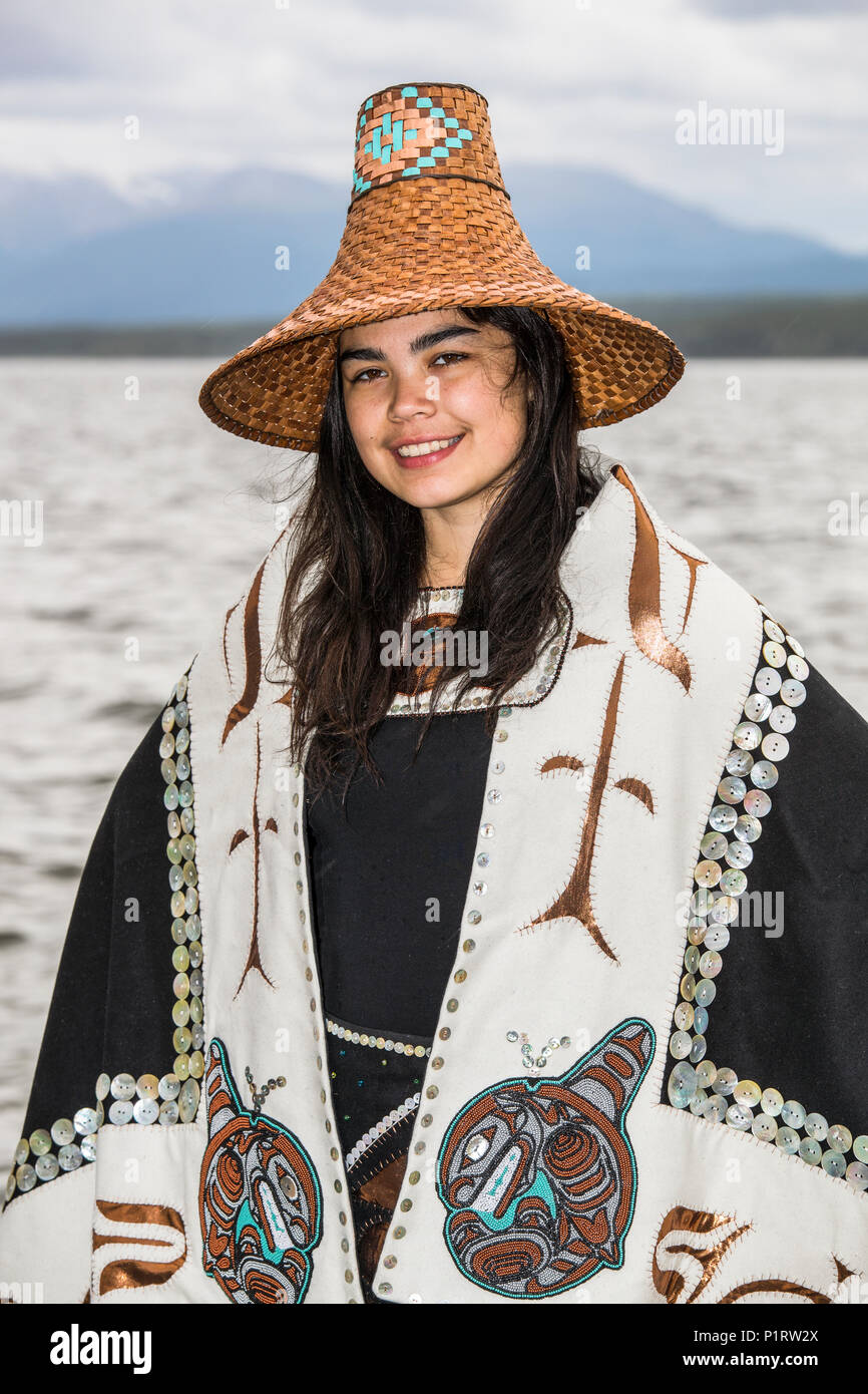 Tlingit prima nazione donna nel guardaroba tradizionale sulle rive del lago di Teslin; Teslin, Yukon, Canada Foto Stock