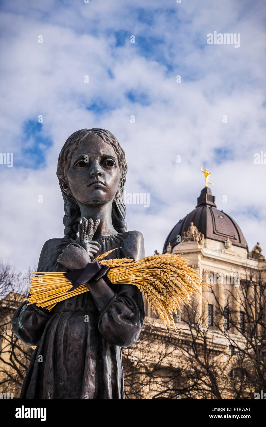 'Amaro ricordi di Infanzia' è una statua commemorativa sulla base legislativa di Manitoba che rende omaggio alla carestia Ucraina 1932-1933 e GE... Foto Stock