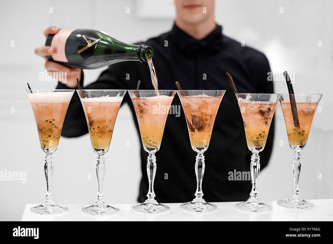 Cameriere versando champagne in bicchieri Foto Stock