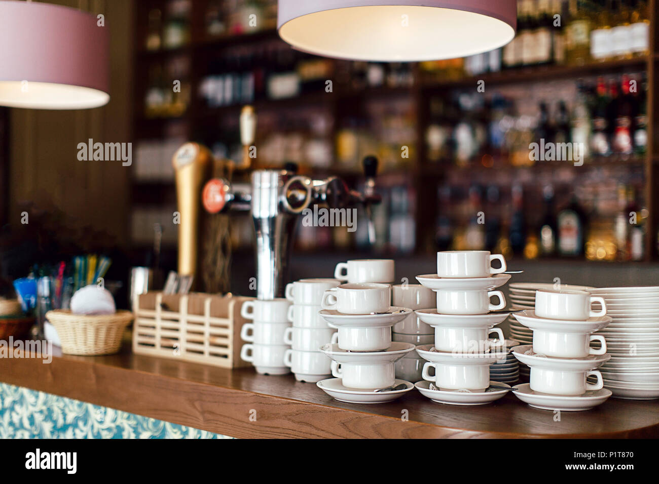 Banco Bar con stoviglie Foto Stock