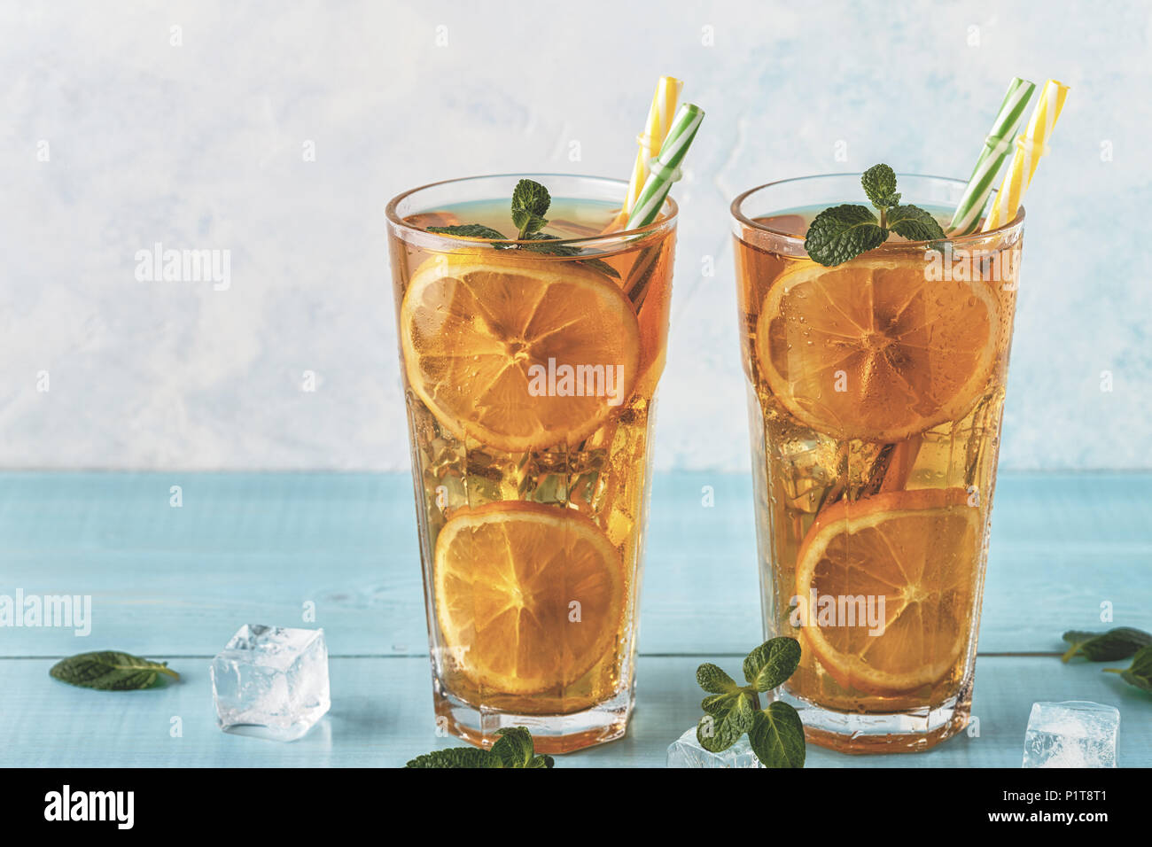 Tè freddo con fette di limone e menta. Messa a fuoco selettiva. Foto Stock