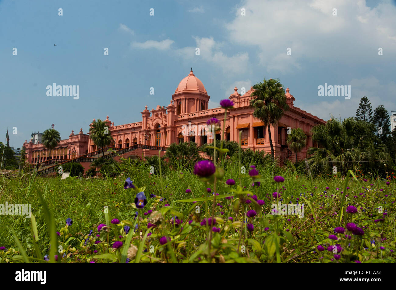 La storica Ahsan Manjil è situato sulla riva del fiume Buriganga nella vecchia Dacca in Bangladesh Foto Stock