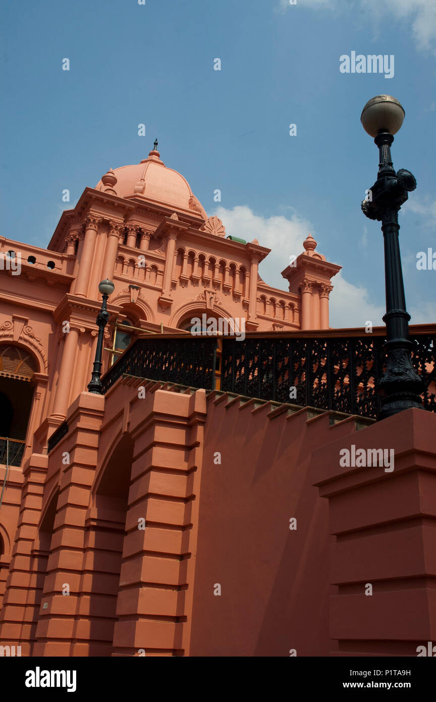 La storica Ahsan Manjil è situato sulla riva del fiume Buriganga nella vecchia Dacca in Bangladesh Foto Stock