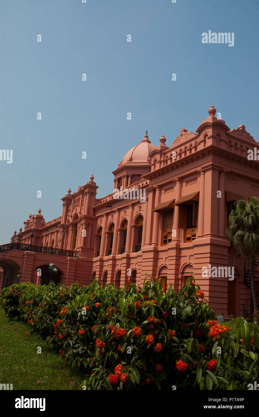 La storica Ahsan Manjil è situato sulla riva del fiume Buriganga nella vecchia Dacca in Bangladesh Foto Stock