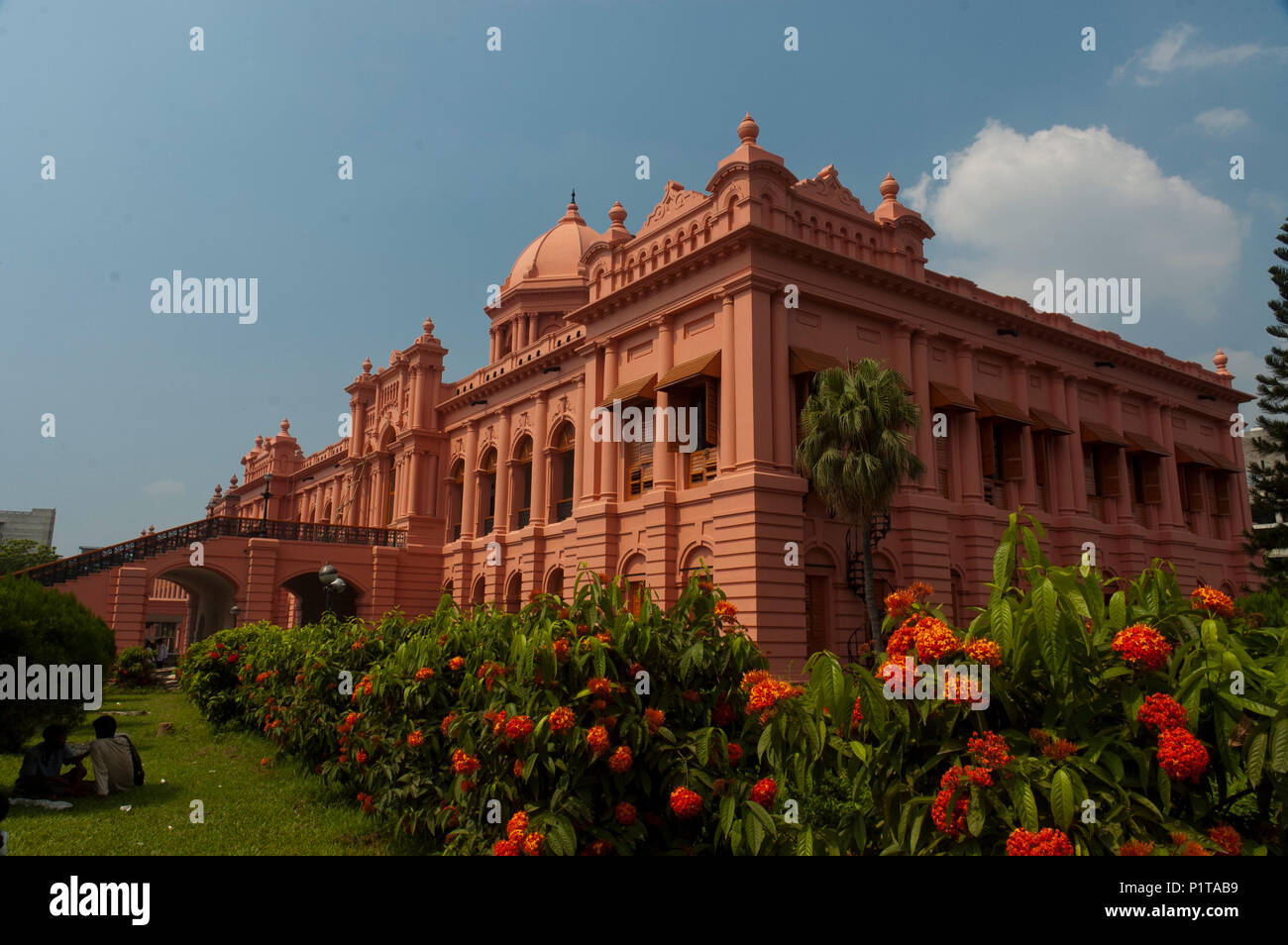 La storica Ahsan Manjil è situato sulla riva del fiume Buriganga nella vecchia Dacca in Bangladesh Foto Stock
