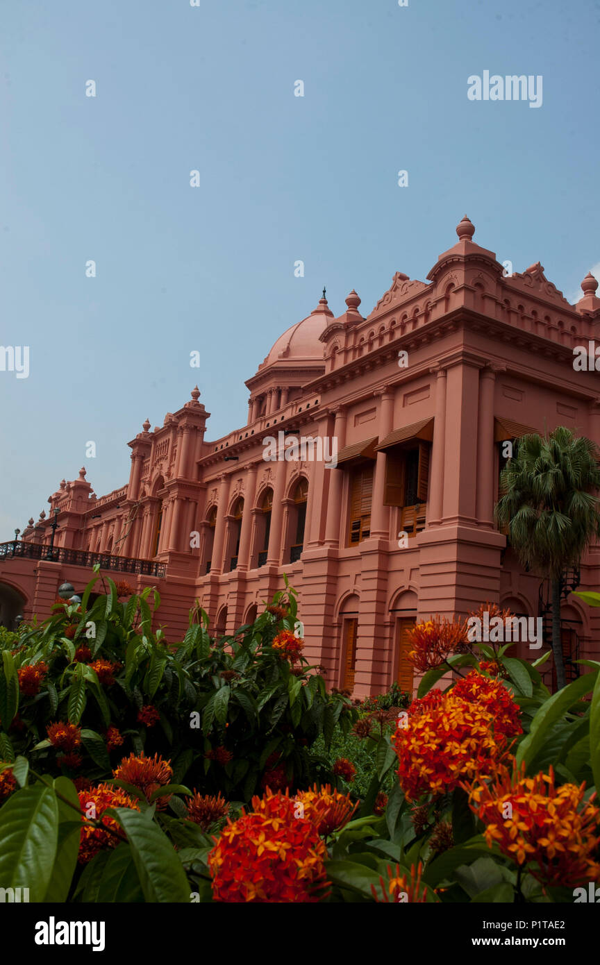 La storica Ahsan Manjil è situato sulla riva del fiume Buriganga nella vecchia Dacca in Bangladesh Foto Stock