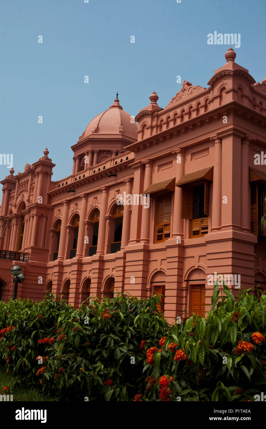 La storica Ahsan Manjil è situato sulla riva del fiume Buriganga nella vecchia Dacca in Bangladesh Foto Stock