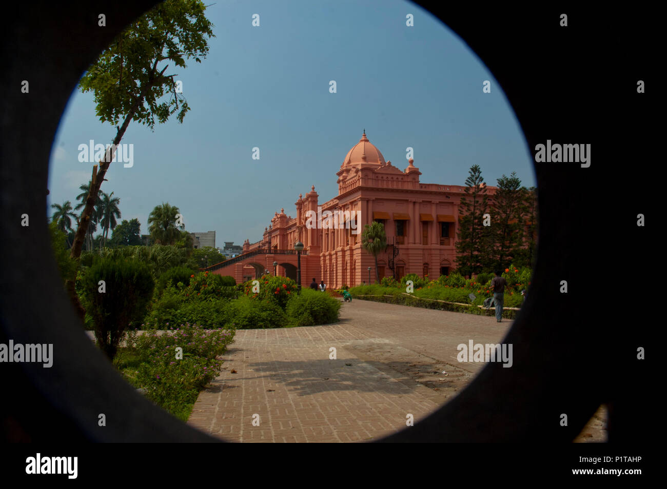 La storica Ahsan Manjil è situato sulla riva del fiume Buriganga nella vecchia Dacca in Bangladesh Foto Stock