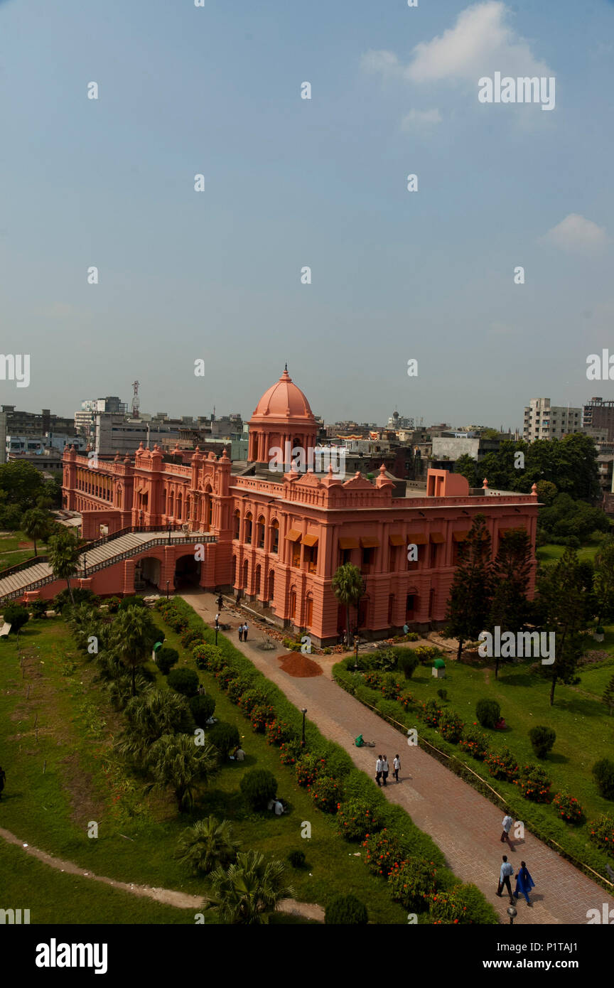 La storica Ahsan Manjil è situato sulla riva del fiume Buriganga nella vecchia Dacca in Bangladesh Foto Stock