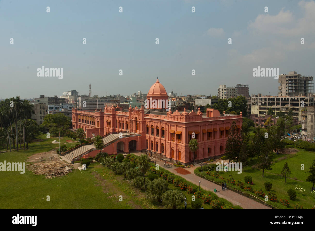 La storica Ahsan Manjil è situato sulla riva del fiume Buriganga nella vecchia Dacca in Bangladesh Foto Stock