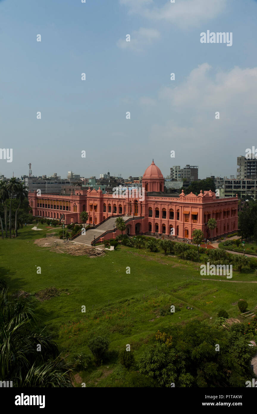 La storica Ahsan Manjil è situato sulla riva del fiume Buriganga nella vecchia Dacca in Bangladesh Foto Stock