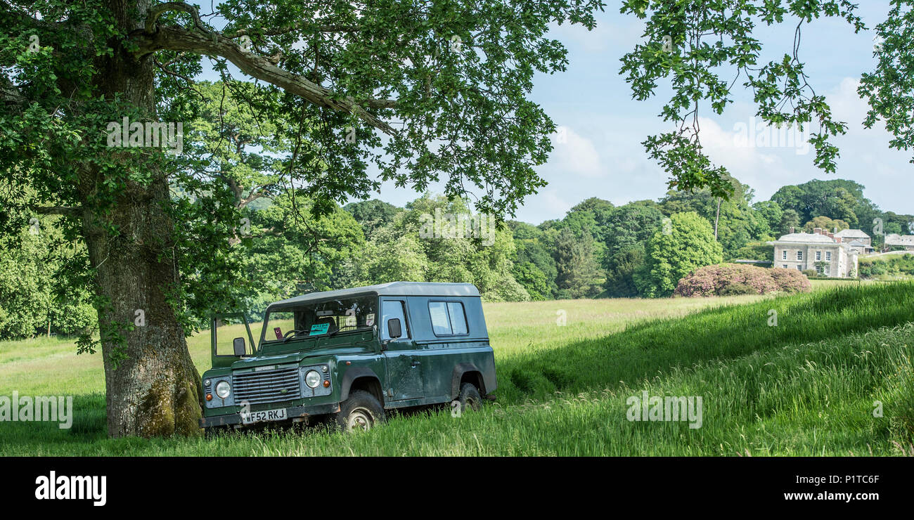 Landrover parcheggiato in motivi di country house Boconnoc Foto Stock