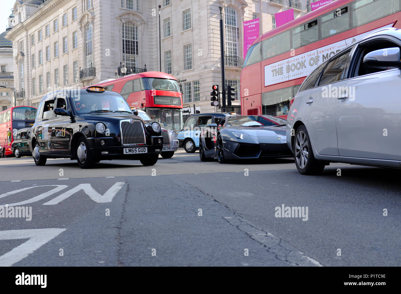 Lamborghini guida nel traffico, Piccadilly Circus, London, England, Regno Unito Foto Stock