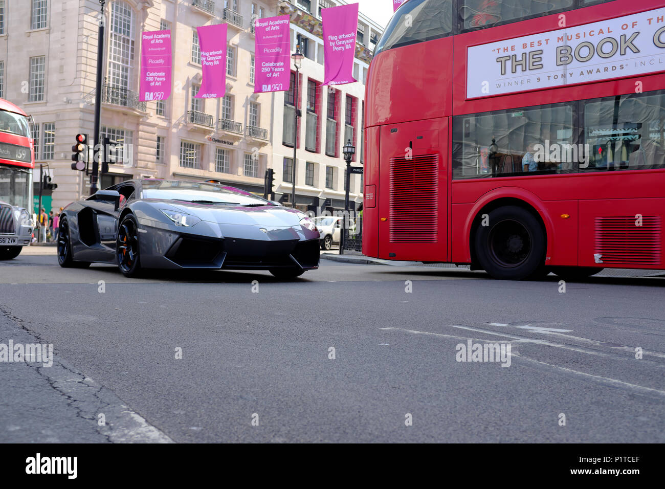 Lamborghini guida nel traffico, Piccadilly Circus, London, England, Regno Unito Foto Stock