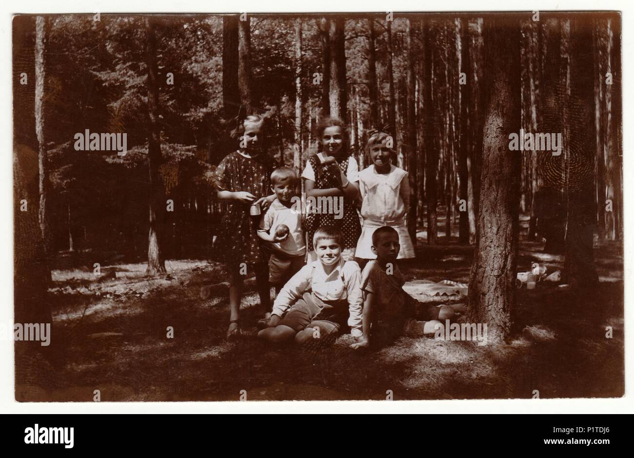 La Repubblica cecoslovacca - Luglio 1925: Vintage foto mostra i bambini nella foresta. Retrò fotografia in bianco e nero. Foto Stock