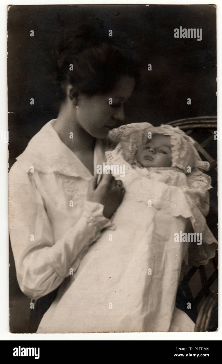 Germania - 25 Aprile 1918: Vintage mostra fotografica di Donna con bambino  (il neonato in fasce. Retrò in bianco e nero studio fotografico Foto stock  - Alamy