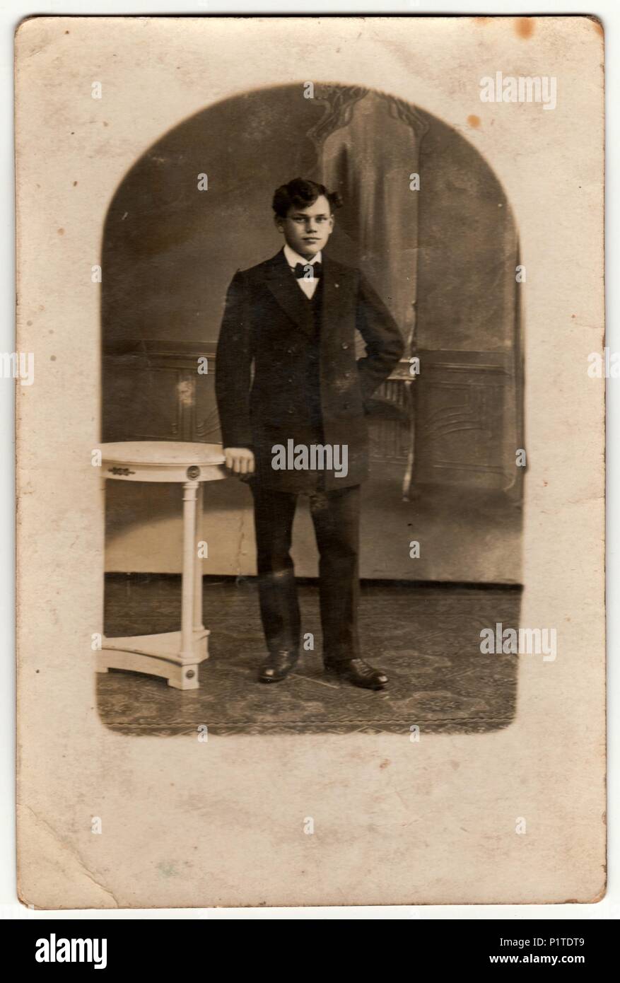 La Repubblica cecoslovacca - circa trenta: Vintage foto mostra un ragazzo giovane pone in uno studio fotografico. Retrò fotografia in bianco e nero. Foto Stock